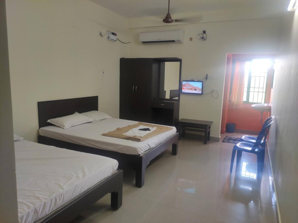 Subasree Cottage Tirunallar Екстер'єр фото